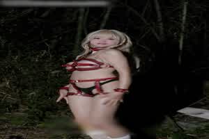 黏黏团子兔 5月作品『迷途小红帽』野外裸露  背景图片