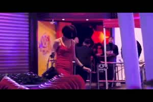 大陆AV剧情：尾随极品白虎女神主播回家入室强暴.  背景图片