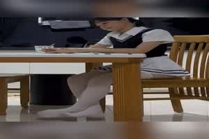 兄妹乱伦！！乖巧学霸妹妹用力读书时被哥哥强上  背景图片