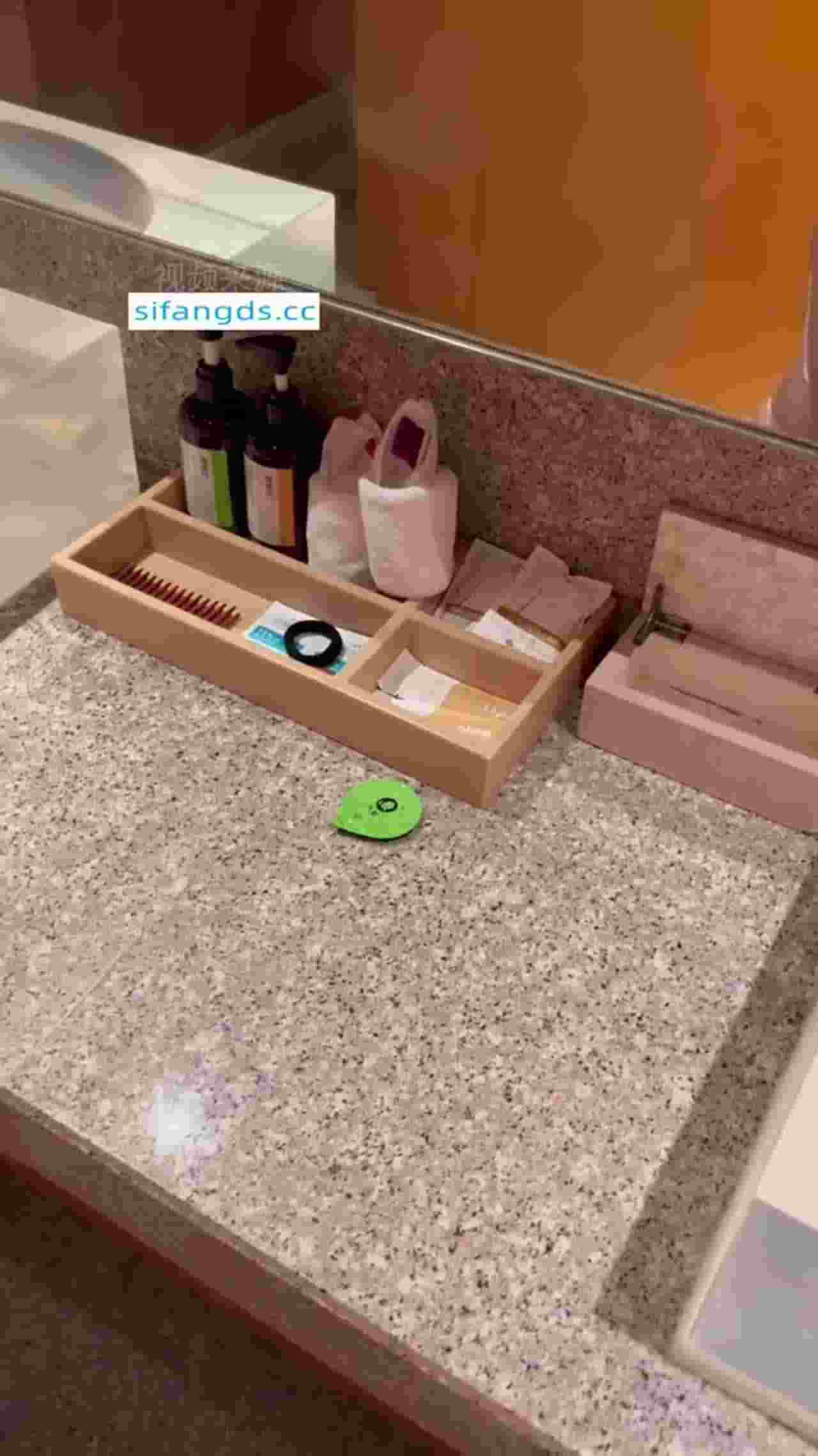  【约厦航空姐，私人影院还敢这样玩？】这气质不愧是飞国际航班的，近距离深喉，对着镜子后入，完美露脸 的剧照3