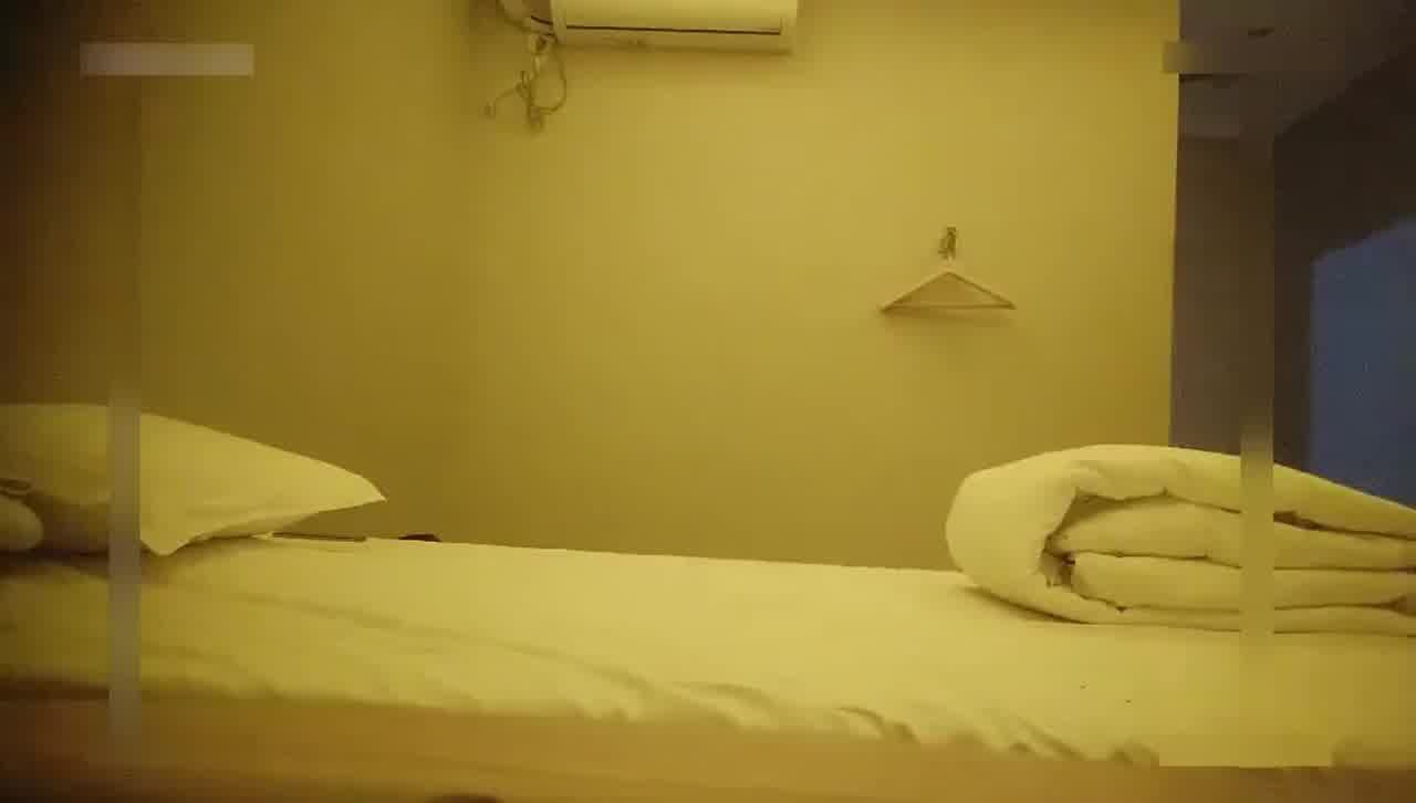  【特殊服务】会所女技师来姨妈，给村长引荐个颜值姐妹接力啪啪。粉嫩骚穴暴力打桩，骑乘猛坐老哥爽上天。 的剧照10