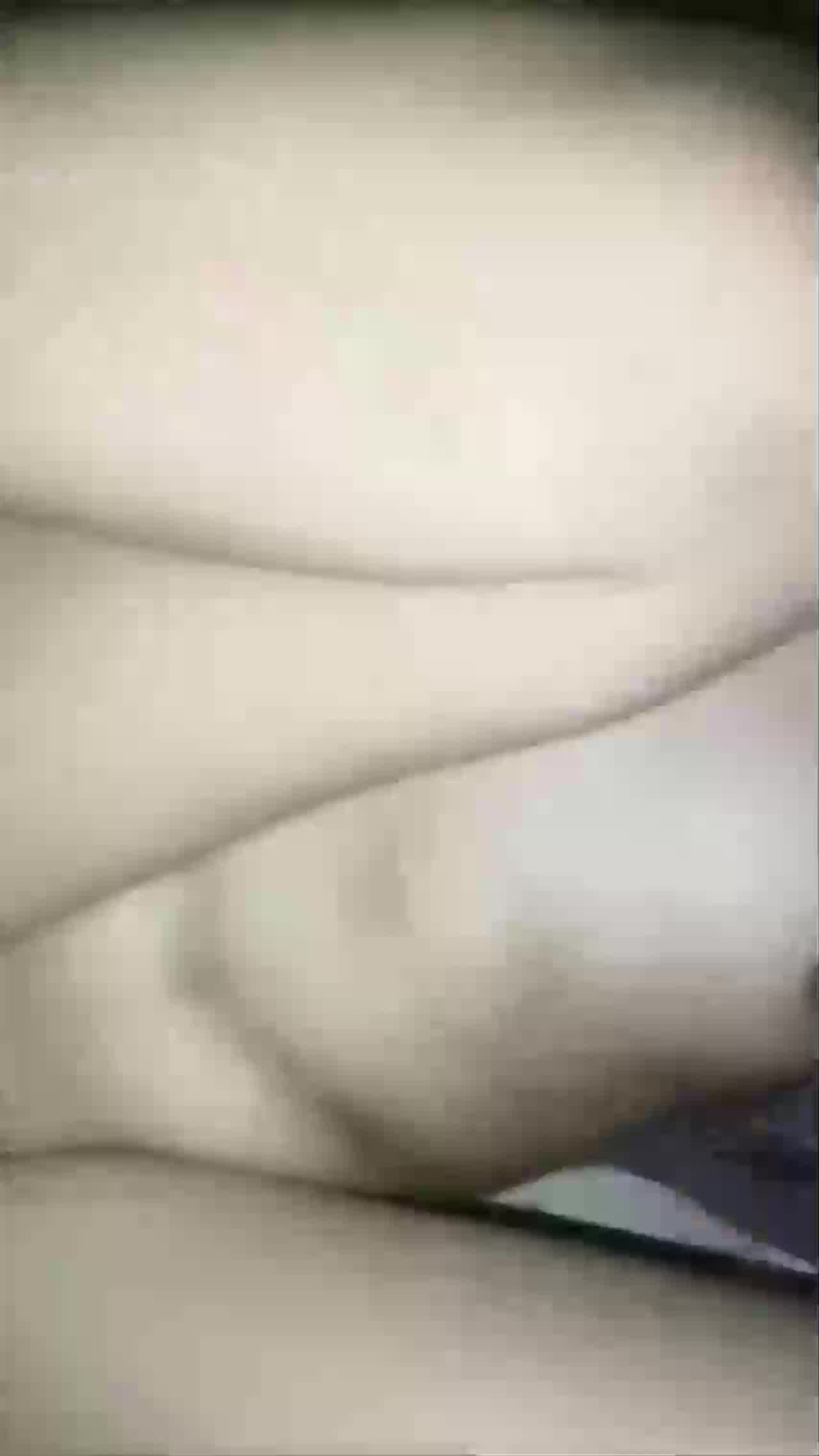  22岁媳妇好骚，啊啊啊啊啊不行啦，爽不爽媳妇，还要不要干了，要干我，这叫床声大的隔壁都能听见！ 的剧照6