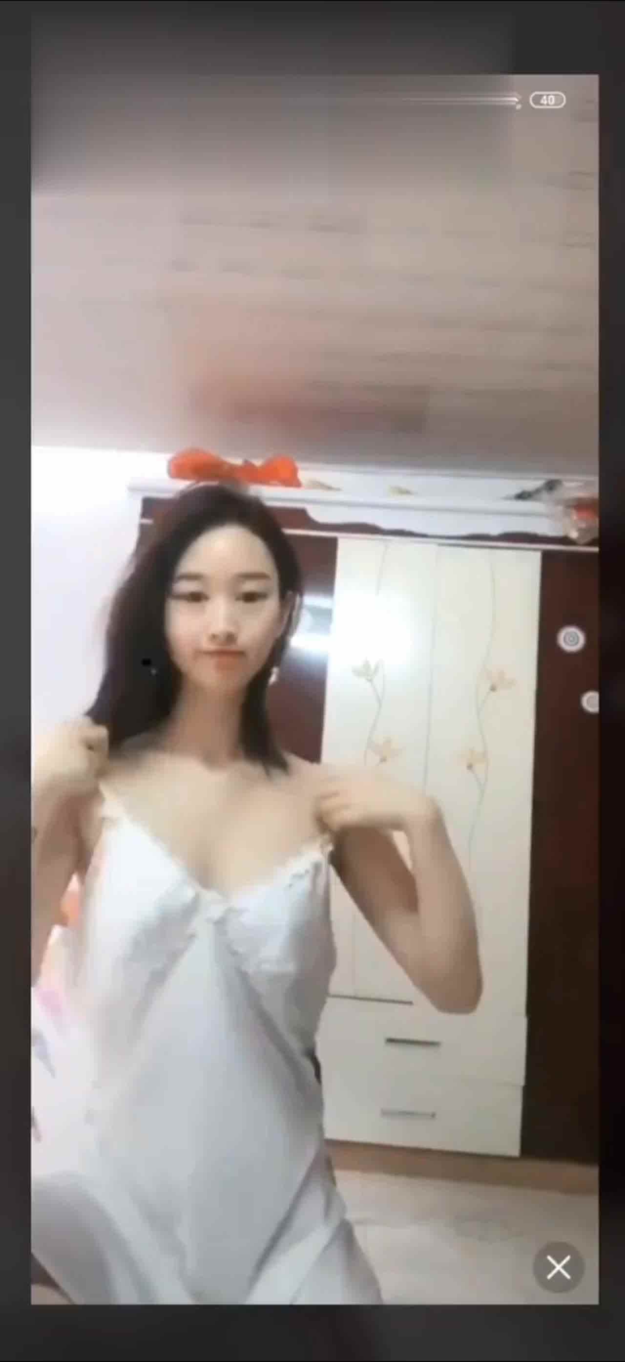  抖音走光系列-故意露奶 的剧照6