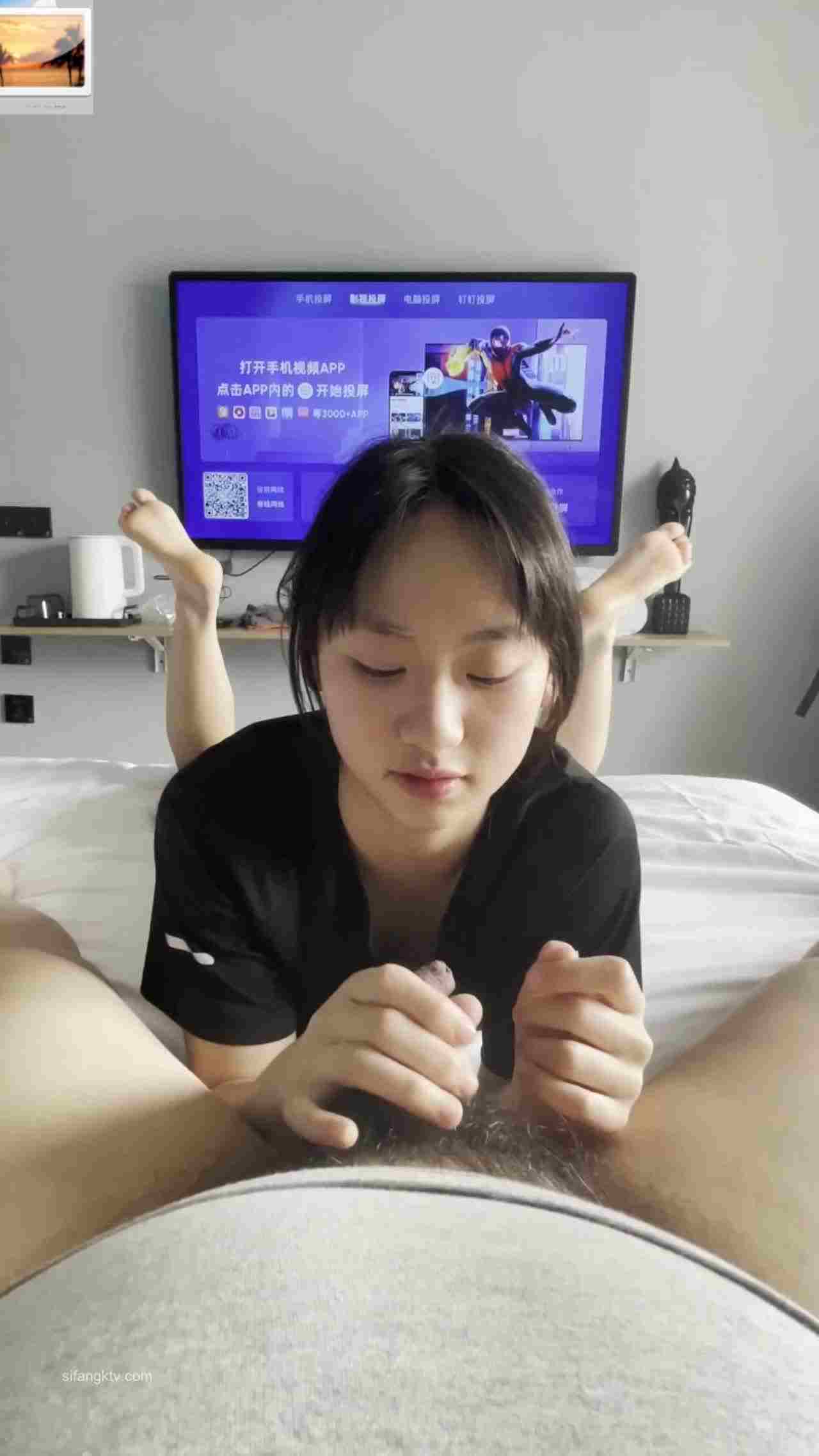  18岁清纯学生妹玩弄叔叔的小鸡巴 的剧照2