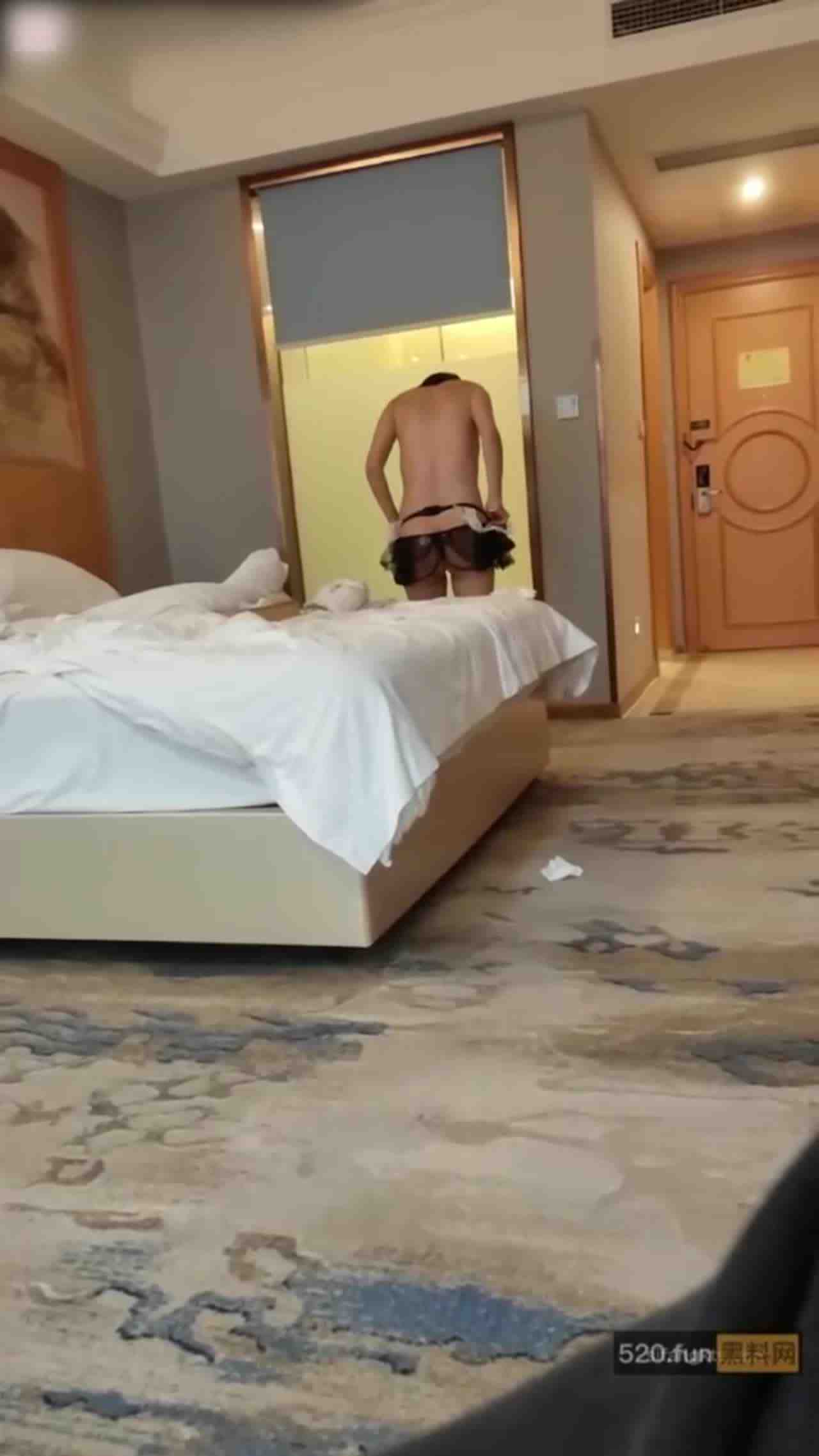  穿上女仆装尽情在酒店与炮友狂欢 的剧照10