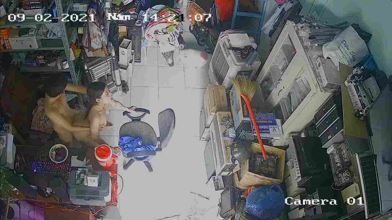  黑客破解网络摄像头监控偷拍 电器维修点小夫妻在门店里啪啪老公貌似还拿手机自拍 的剧照6