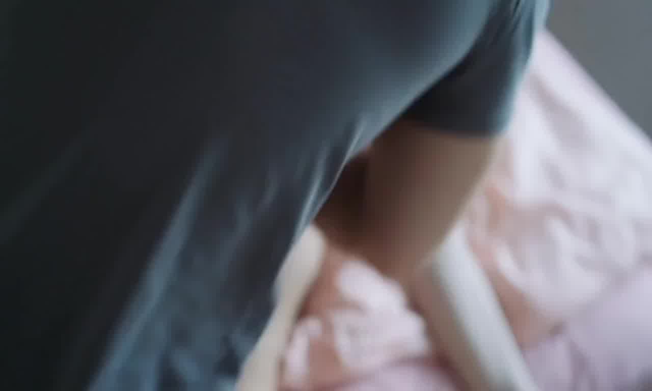  变态恋物狂维修工偷配钥匙潜入美女家中偷内裤强奸 的剧照1