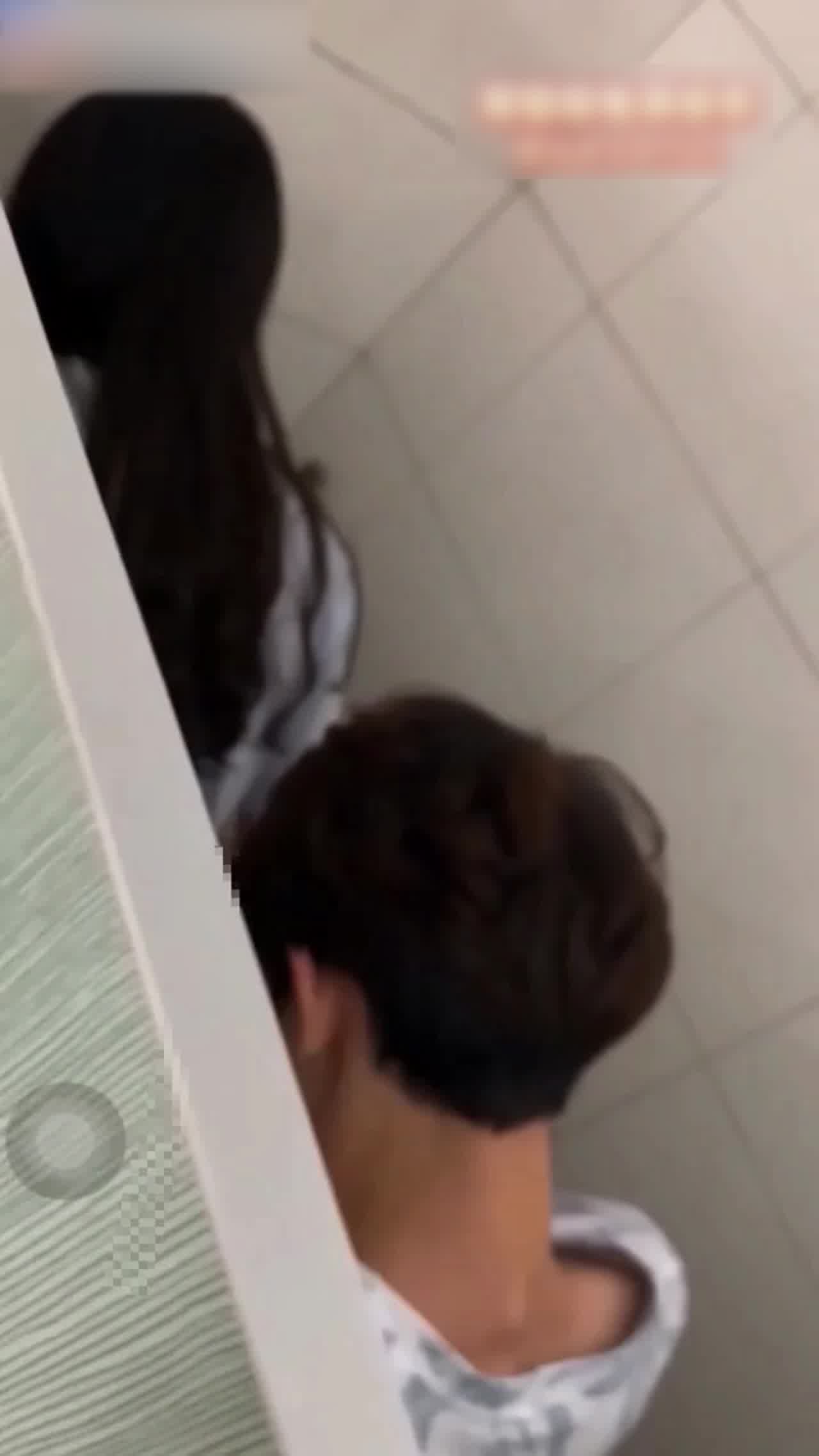  高中情侣在厕所爱爱 的剧照10