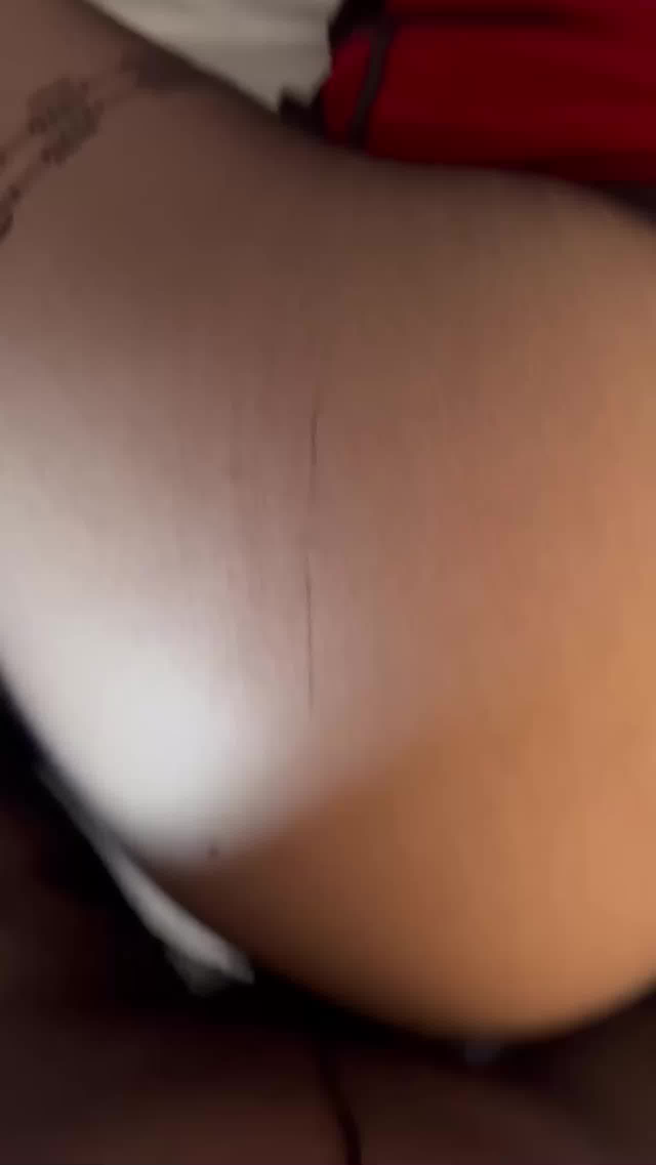  爆肏盯射博主_插的人还穿着丝袜_这是什么变态 的剧照2