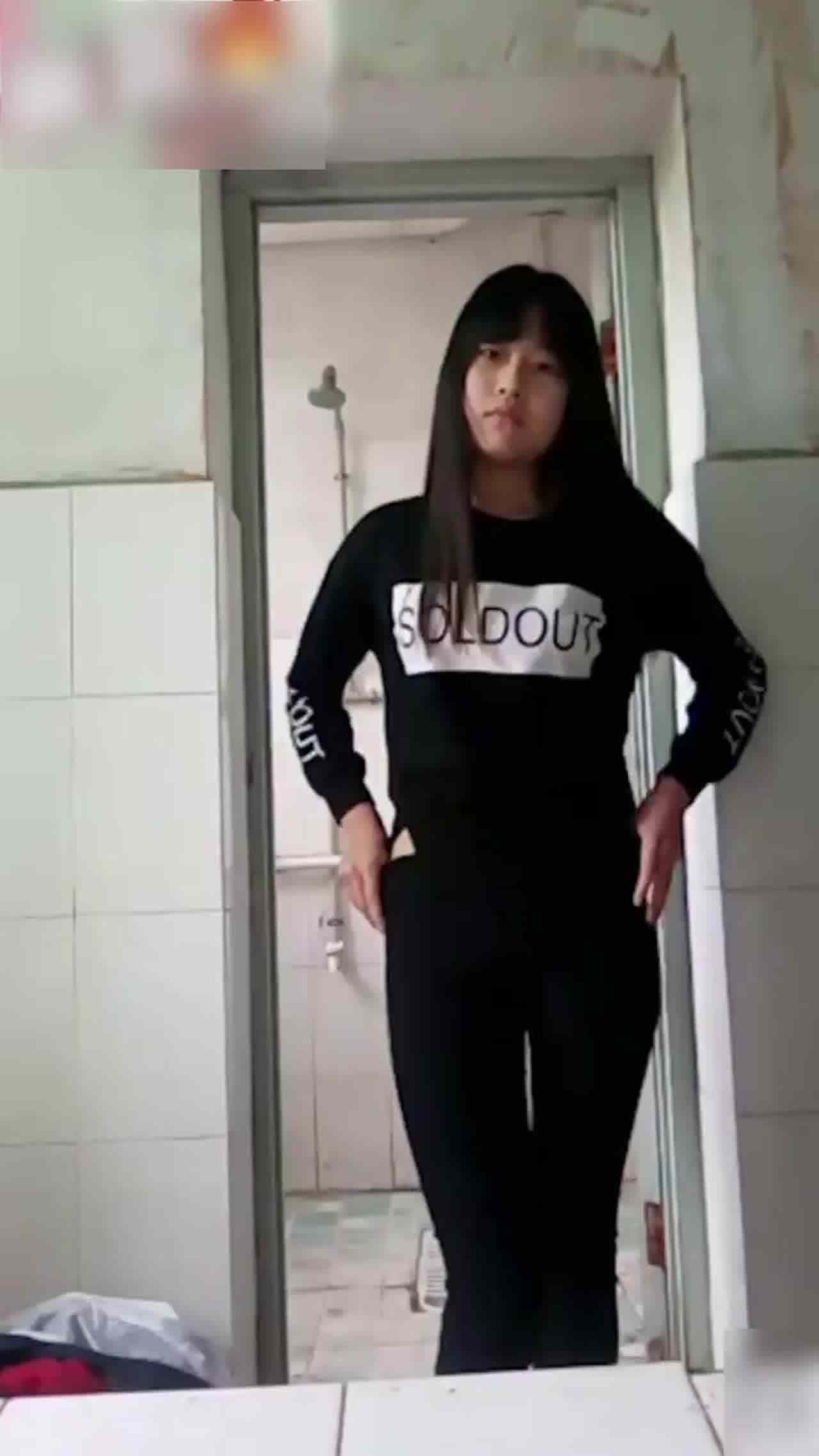  【网曝大瓜】洛阳第一职高时间 女生发给男友私密视频被流出表情真淫荡 的剧照10