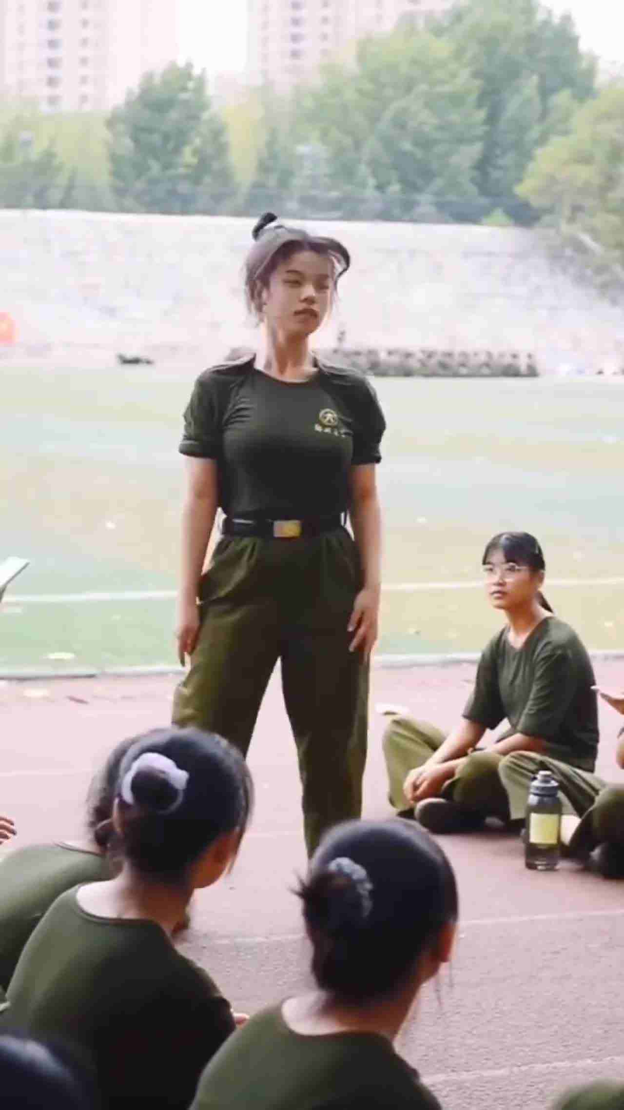  开学季车军训大瓜，湖北帅气教官与班花 的剧照10