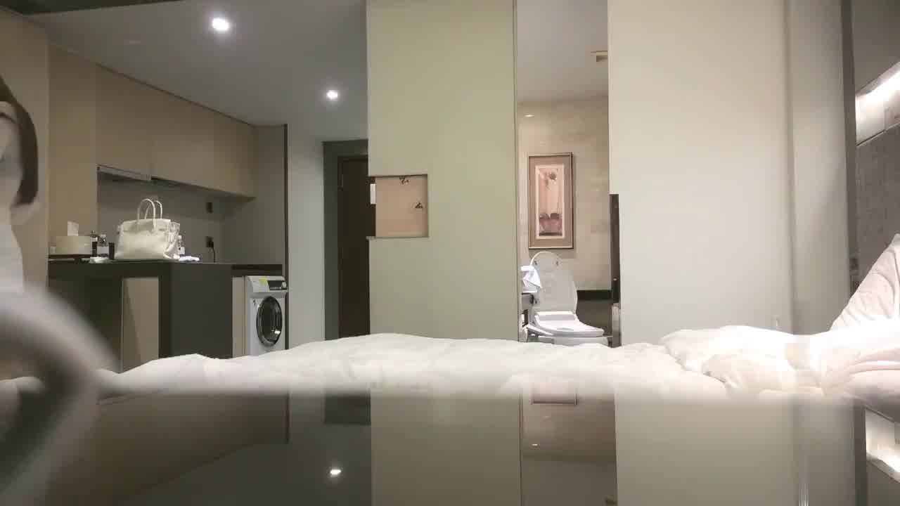  【外围界天花板，操一次终身难忘】极品尤物，肯定被很多人操过，我不嫌脏，这骚逼我得好好舔一下，太美了 的剧照4