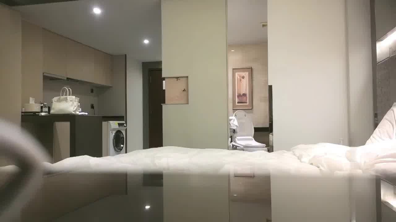  【外围界天花板，操一次终身难忘】极品尤物，肯定被很多人操过，我不嫌脏，这骚逼我得好好舔一下，太美了 的剧照9