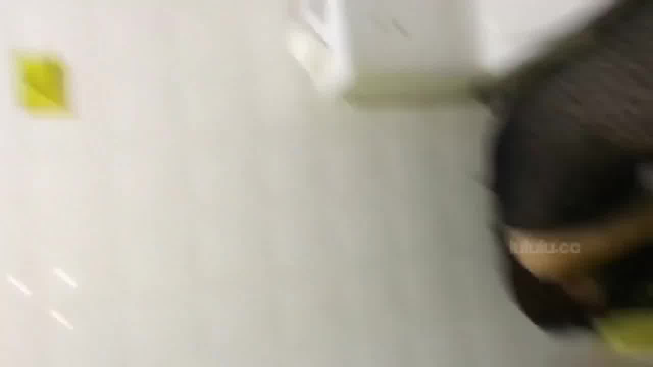  淫荡小母狗在厕所示范自摸勾引老公，然后就被带上床爽操 的剧照4