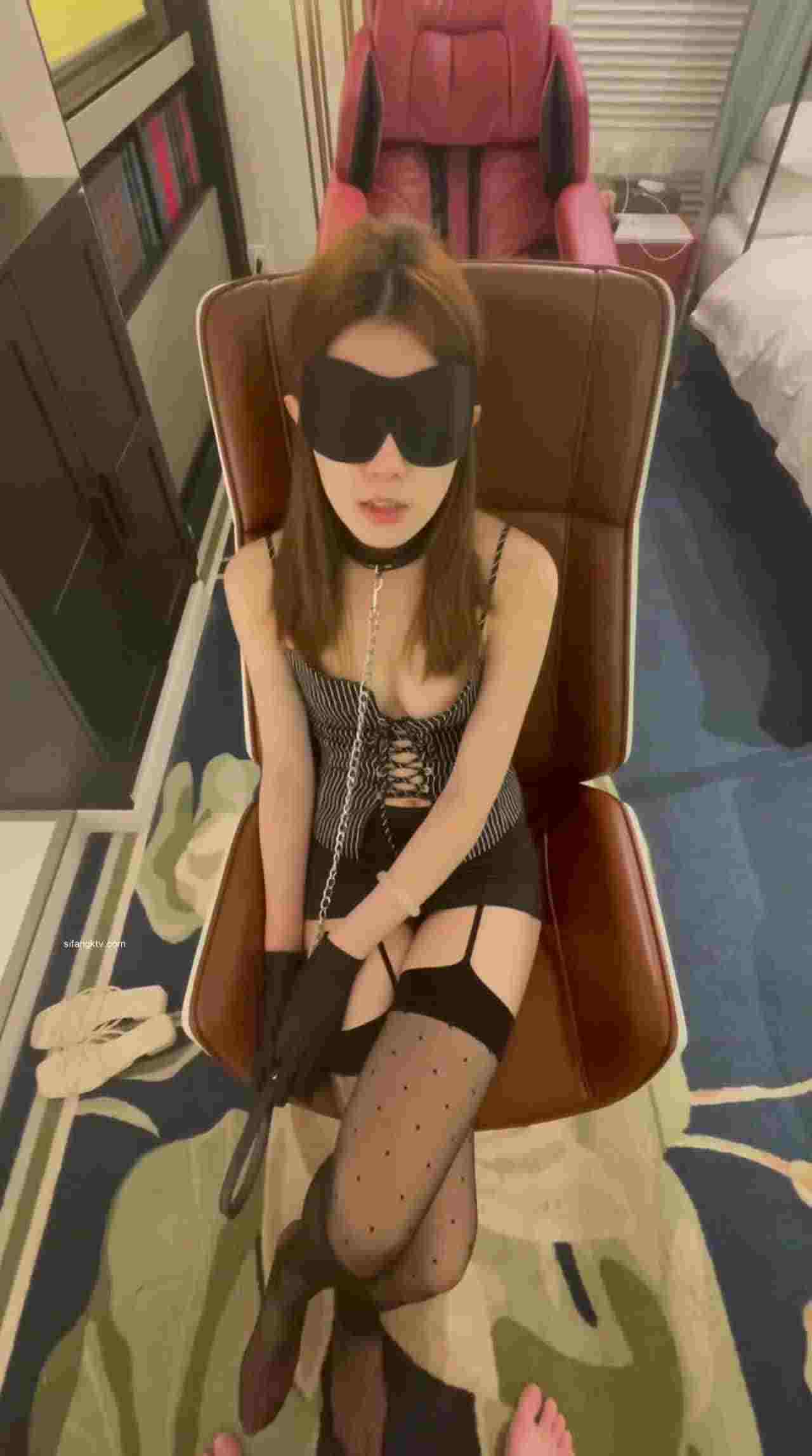  我家小母狗不听话 抬头起来挨打 的剧照5