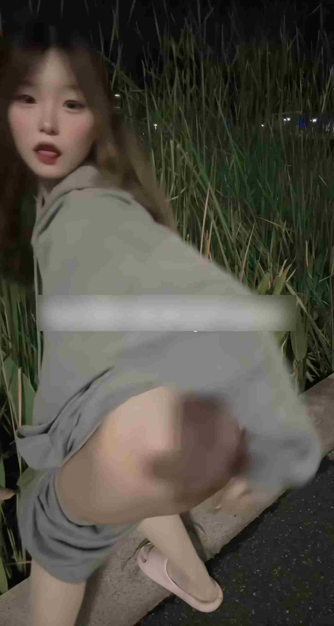  双马尾小母狗户外尿尿 的剧照10