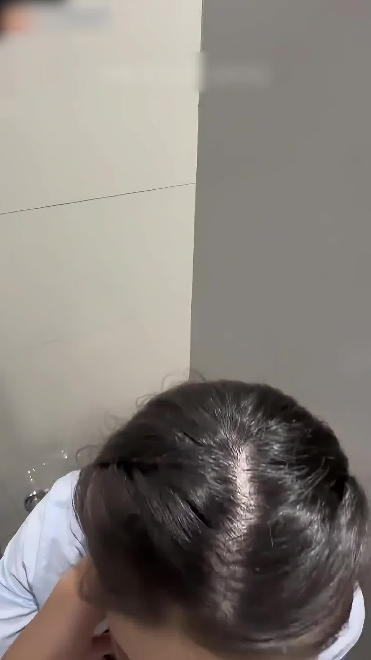  看上的美女就跟着进厕所偷拍了 的剧照2