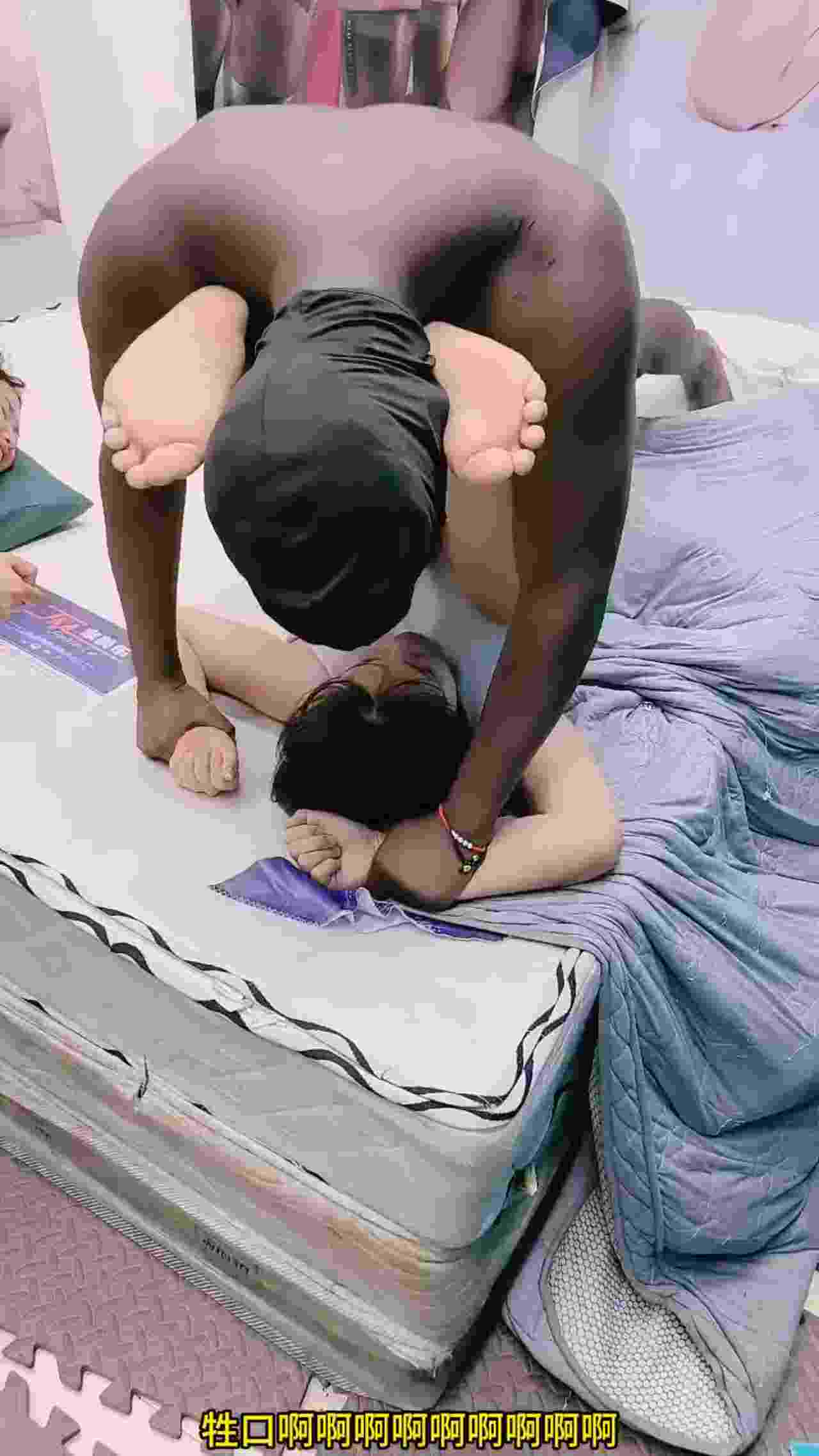  【哪里都是战场，必须操哭才行】妹妹受不了老黑的大屌，被抓住就地猛草，也不管楼道有没有人抱起来就插！ 的剧照4