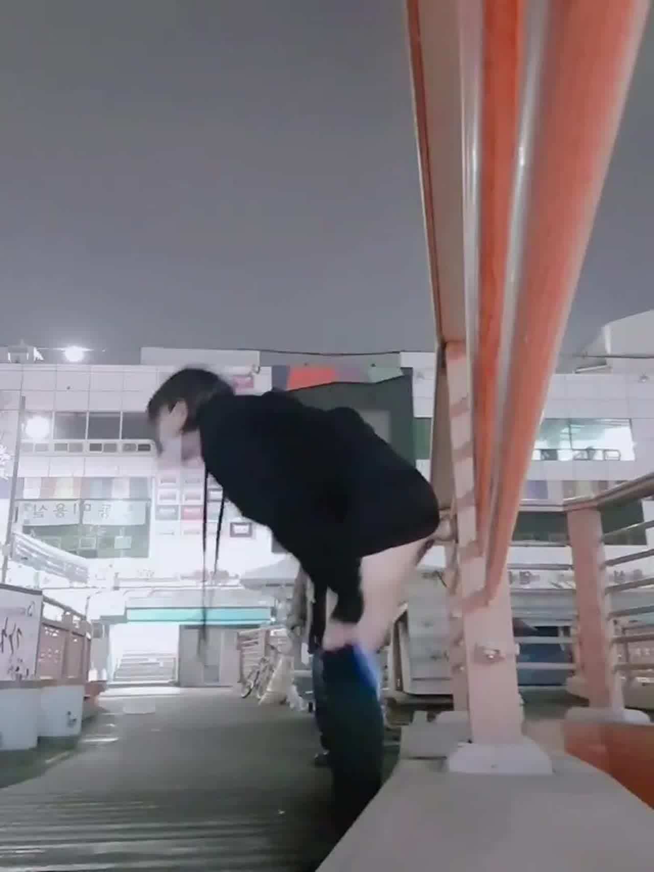  被发现了 韩国小妹野外玩棒 的剧照4