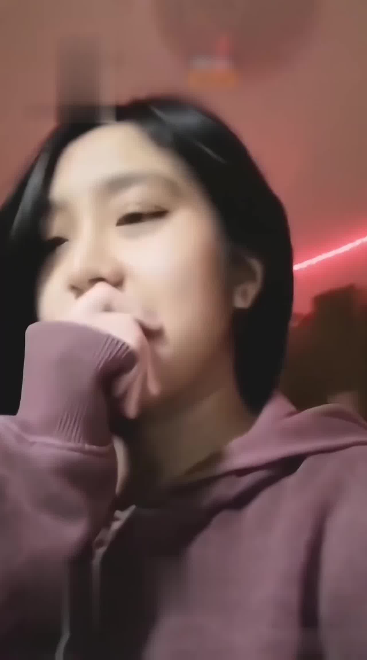  妹妹客厅玩DIY直播家人突然回来非常狼狈 的剧照1