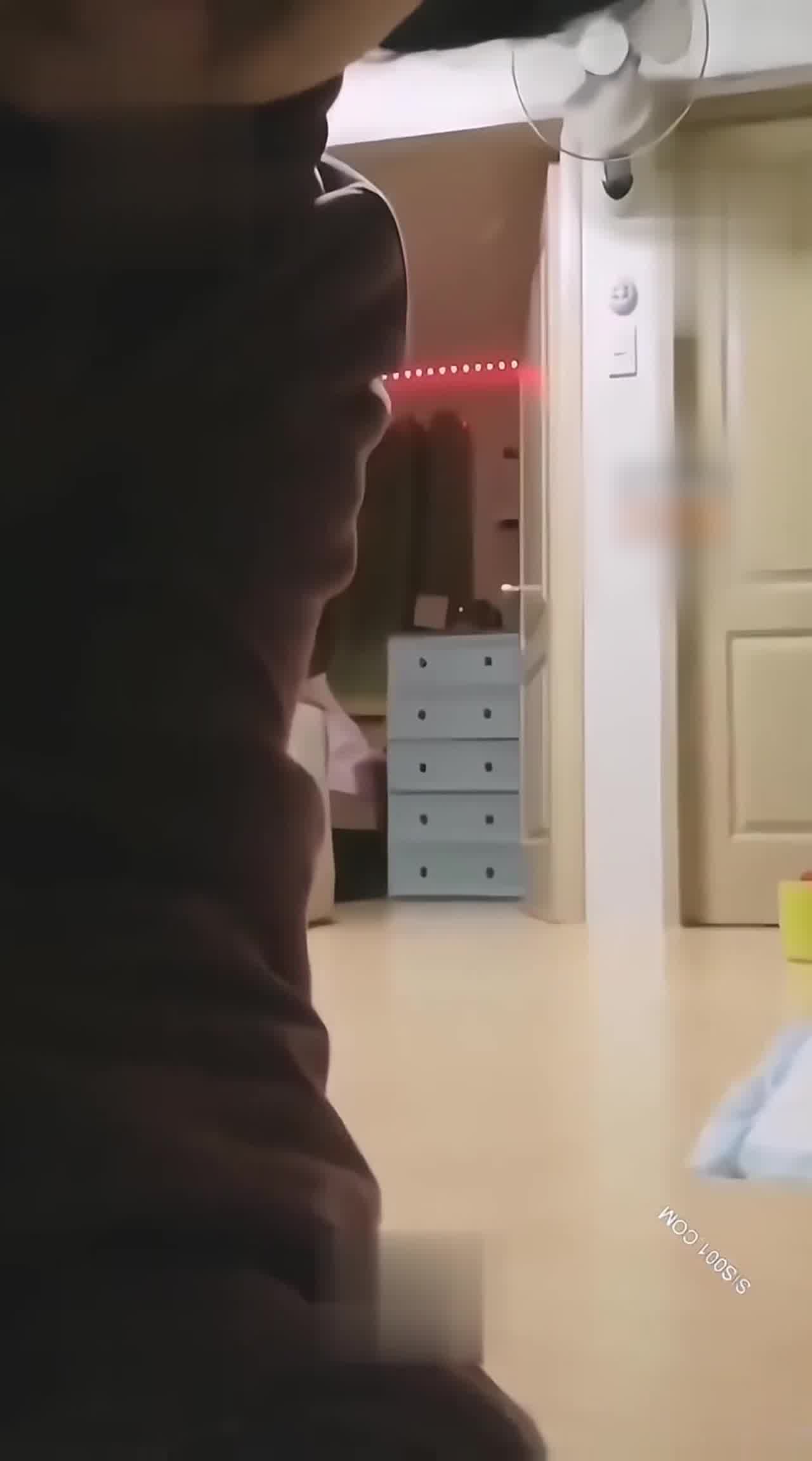  妹妹客厅玩DIY直播家人突然回来非常狼狈 的剧照8