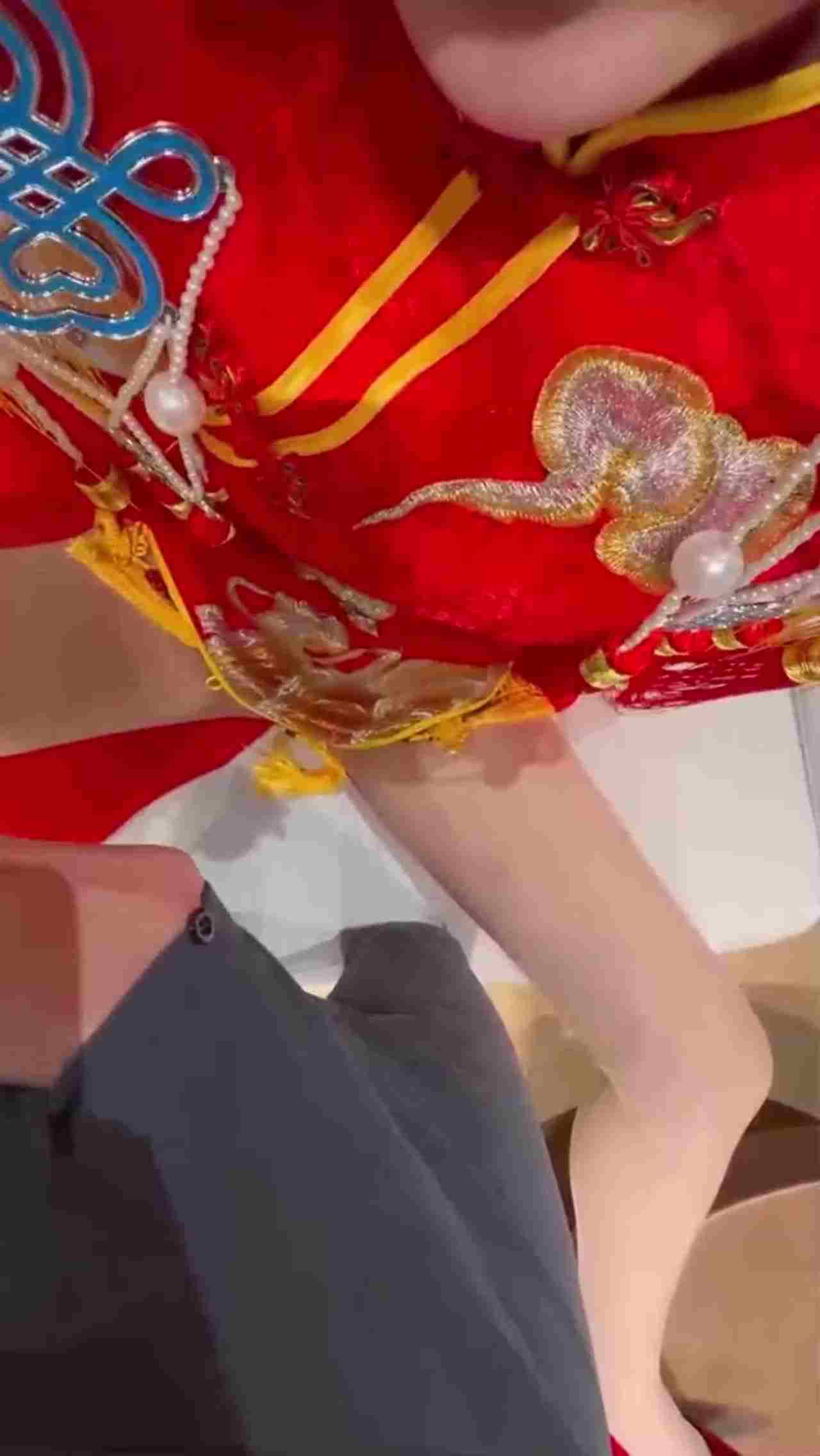  【霸王“淫’姬，实现双洞齐插】各种角度自慰喷水，真假大屌同时服侍骚妇，淫水流不停，必须内射才能满足！ 的剧照10