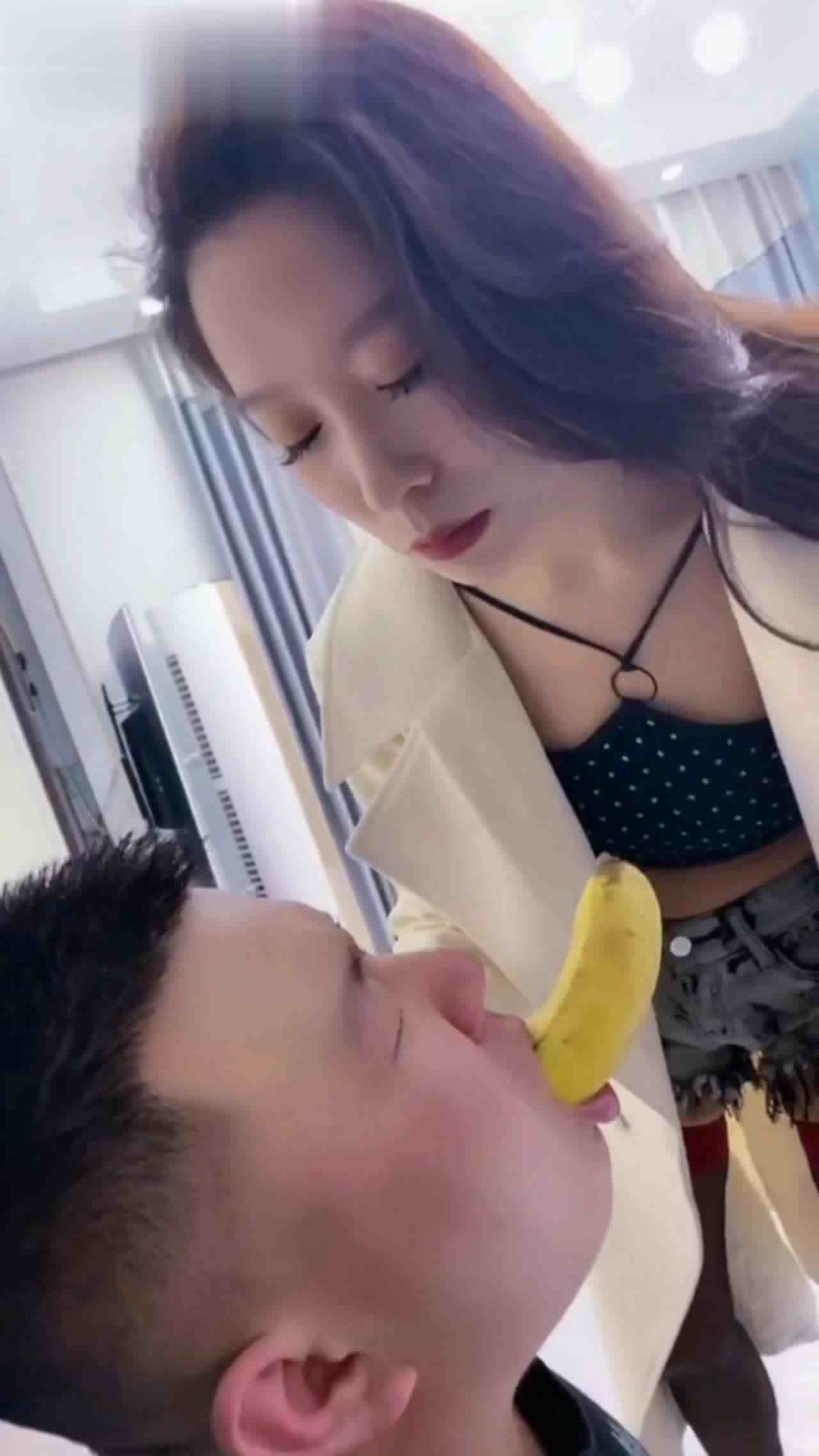  颜值少妇调教公狗 的剧照6