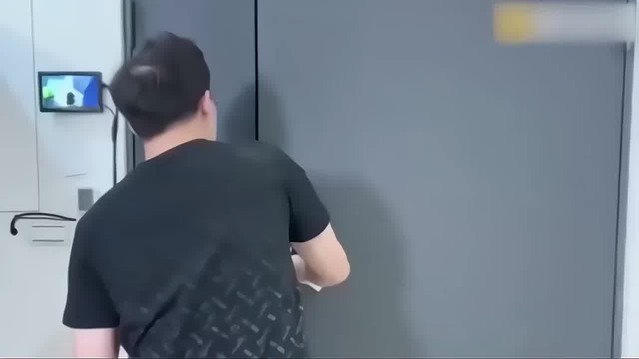  等一下，伱刚在卫生间做什么？跟兄弟偷窥后强迫进行5P 的剧照6