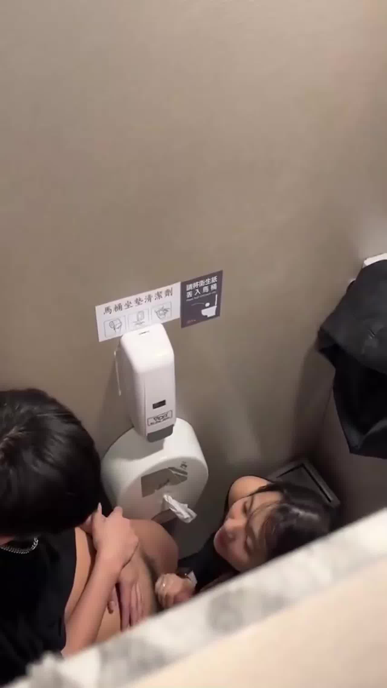  酒吧厕所偷拍竟发现情侣在厕所偷偷做爱，一脸享受的样子不忍打断 的剧照5