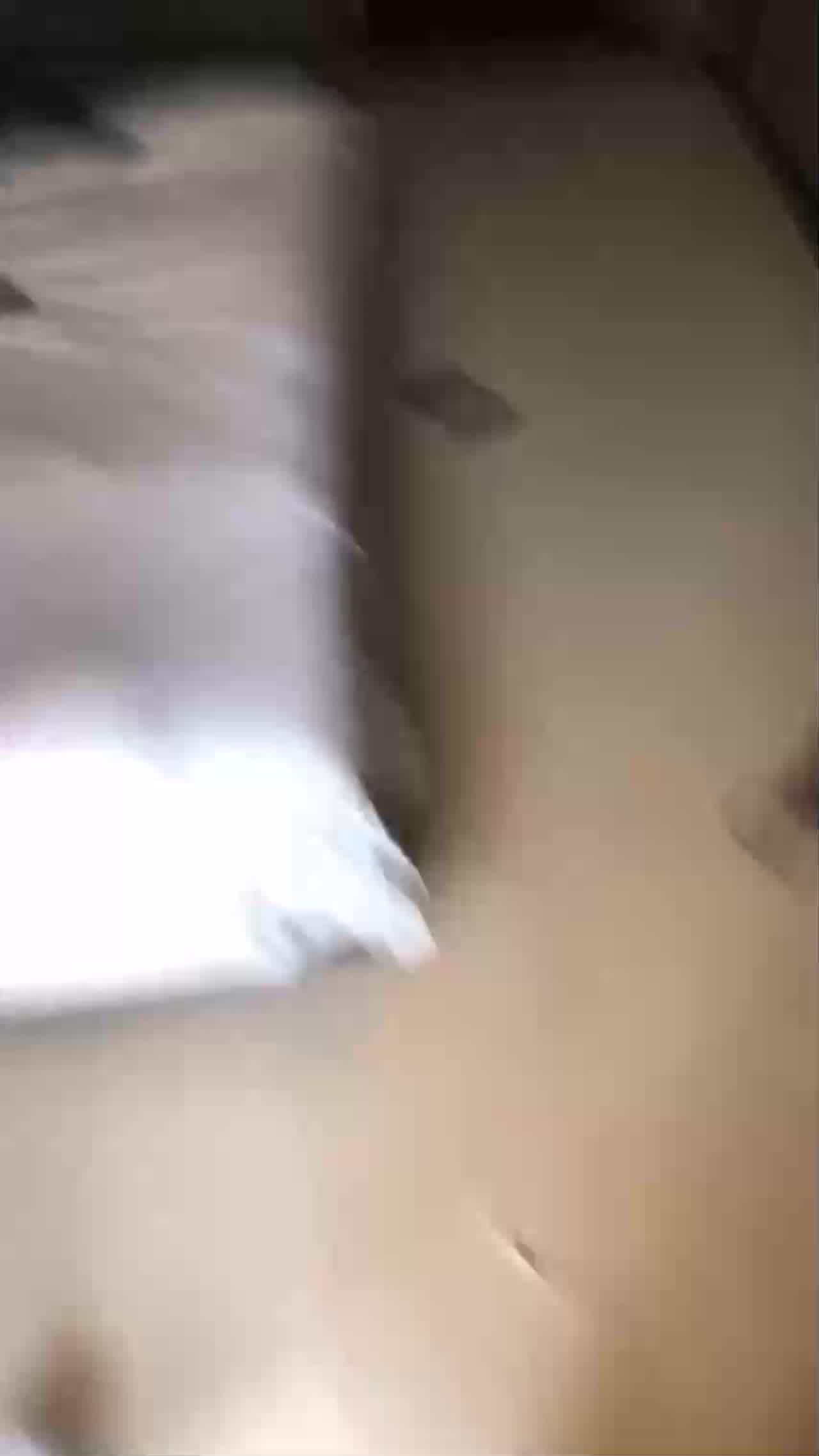  绿帽男躲窗帘看着老婆被别人玩，'你戴套啊，真怀孕了他妈谁负责任_，老公在一旁看得贼爽，溜出来近拍！ 的剧照10