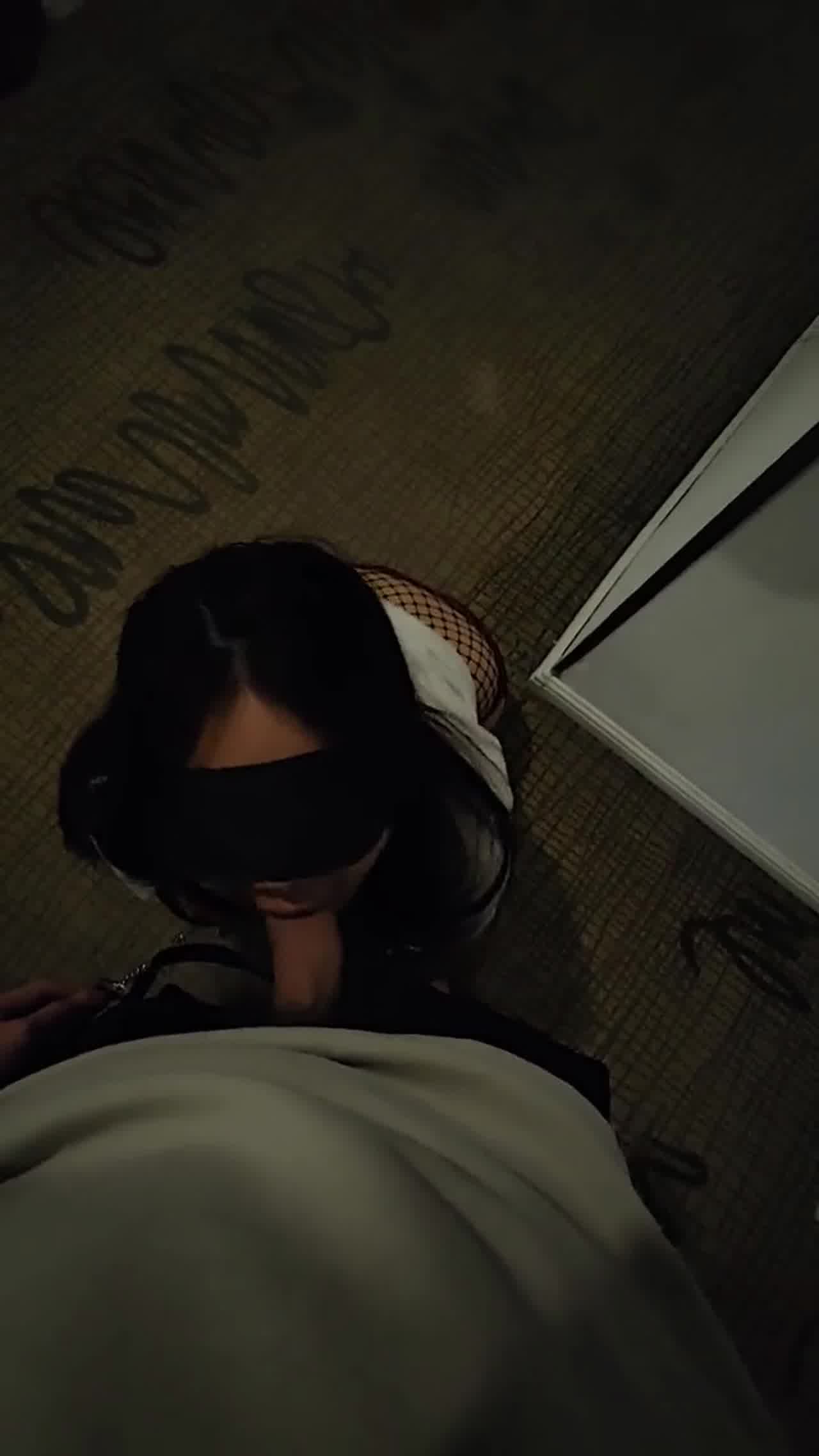  腿精人妻网袜跪地当狗被调教 的剧照1