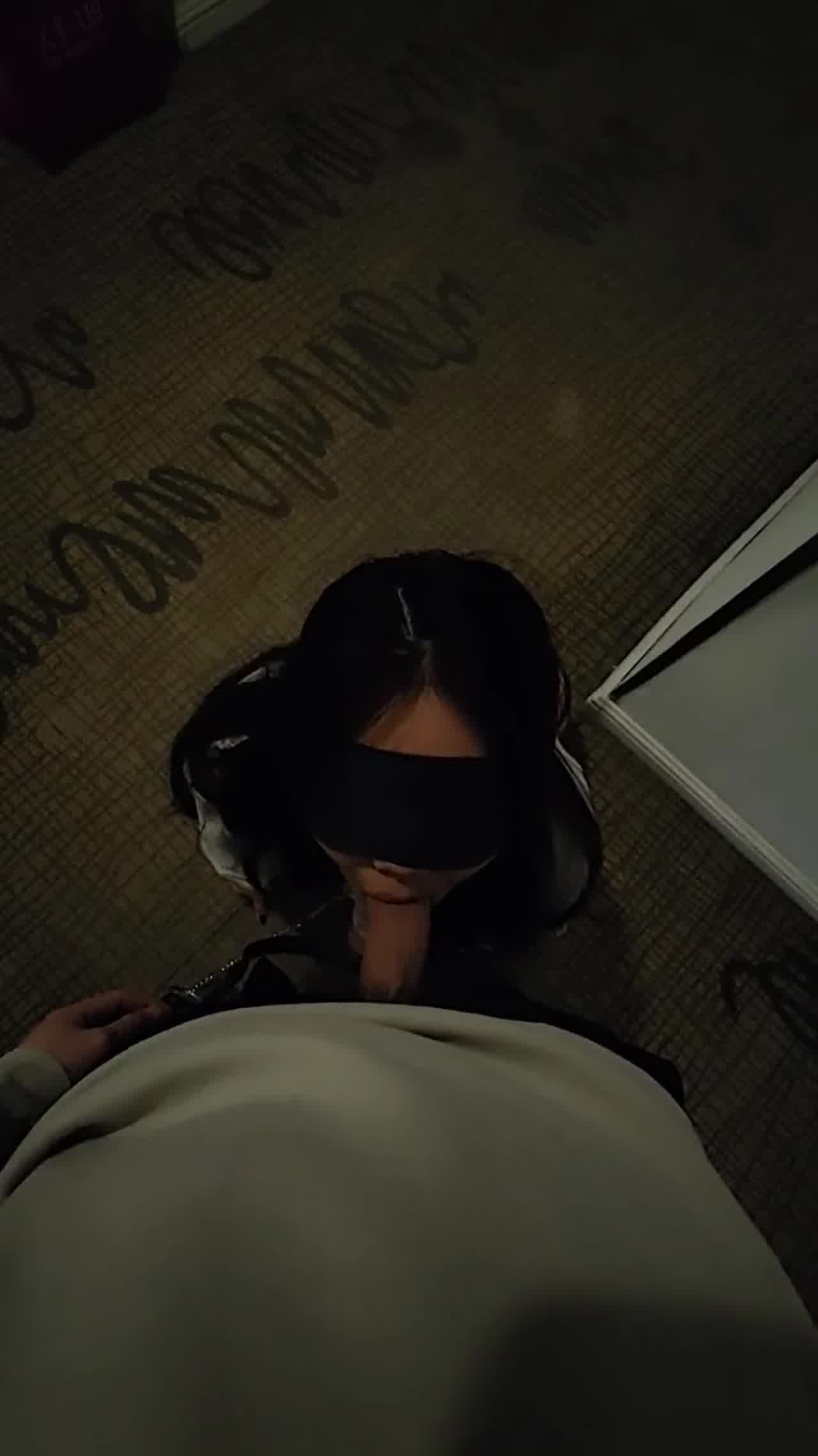  腿精人妻网袜跪地当狗被调教 的剧照3