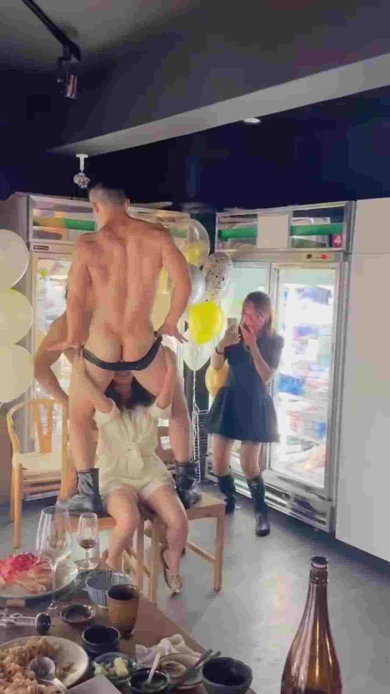  真尼玛小刀划屁股，开了眼 的剧照10