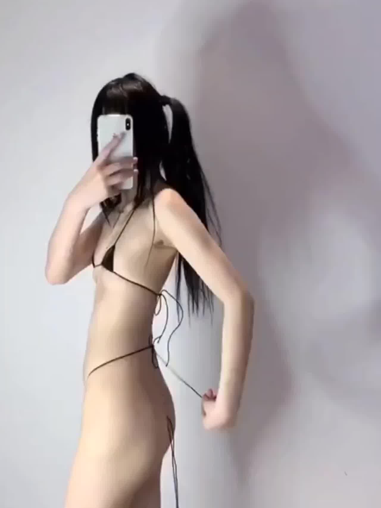  大秀极品萝莉身材 的剧照4