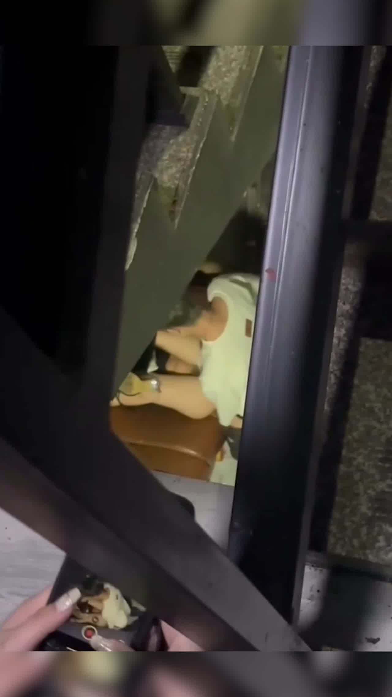  偷偷摸摸爱爱大家都看到拿手机狂拍 的剧照7