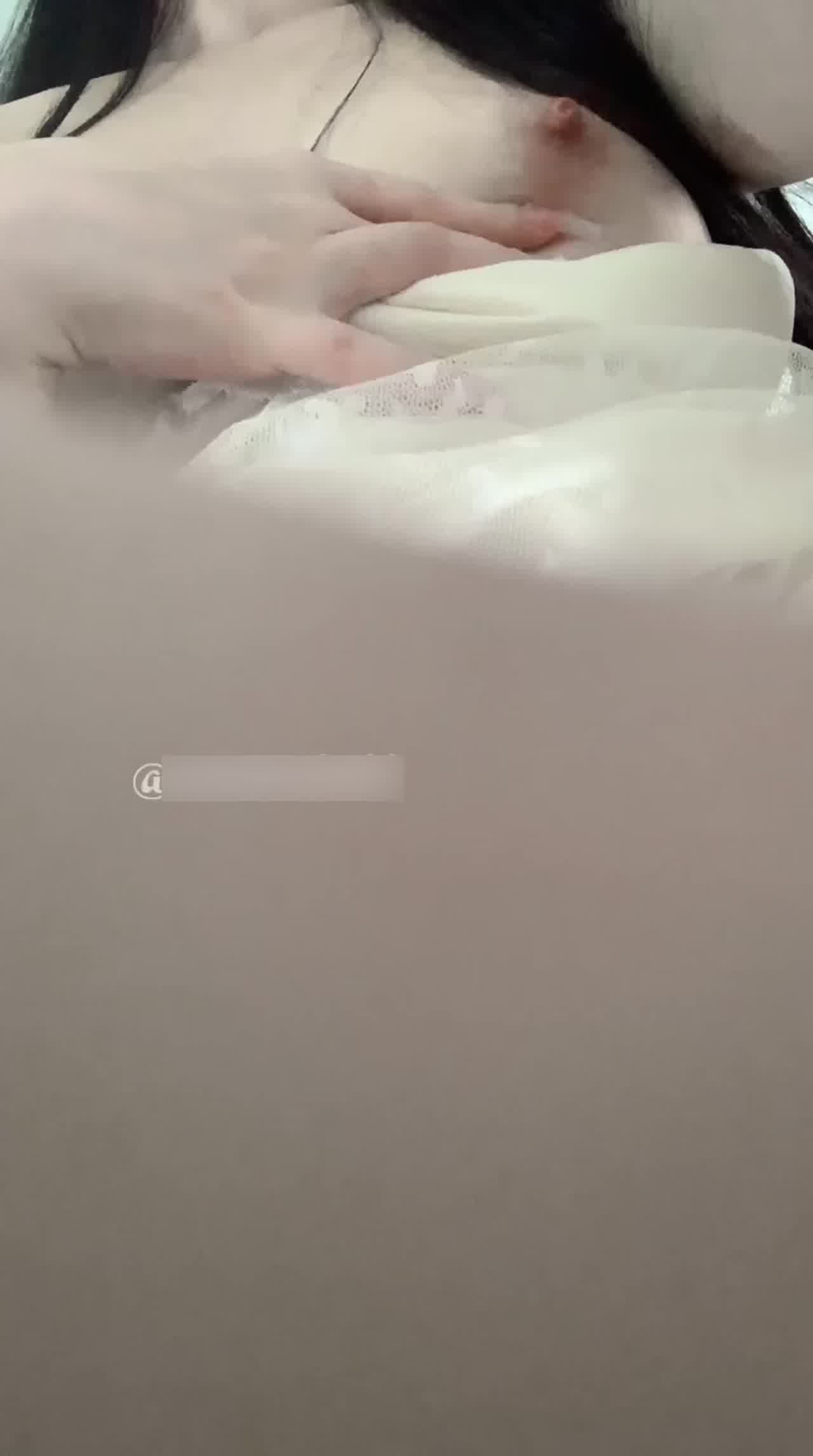  刚做的美甲手淫嫩穴 的剧照1