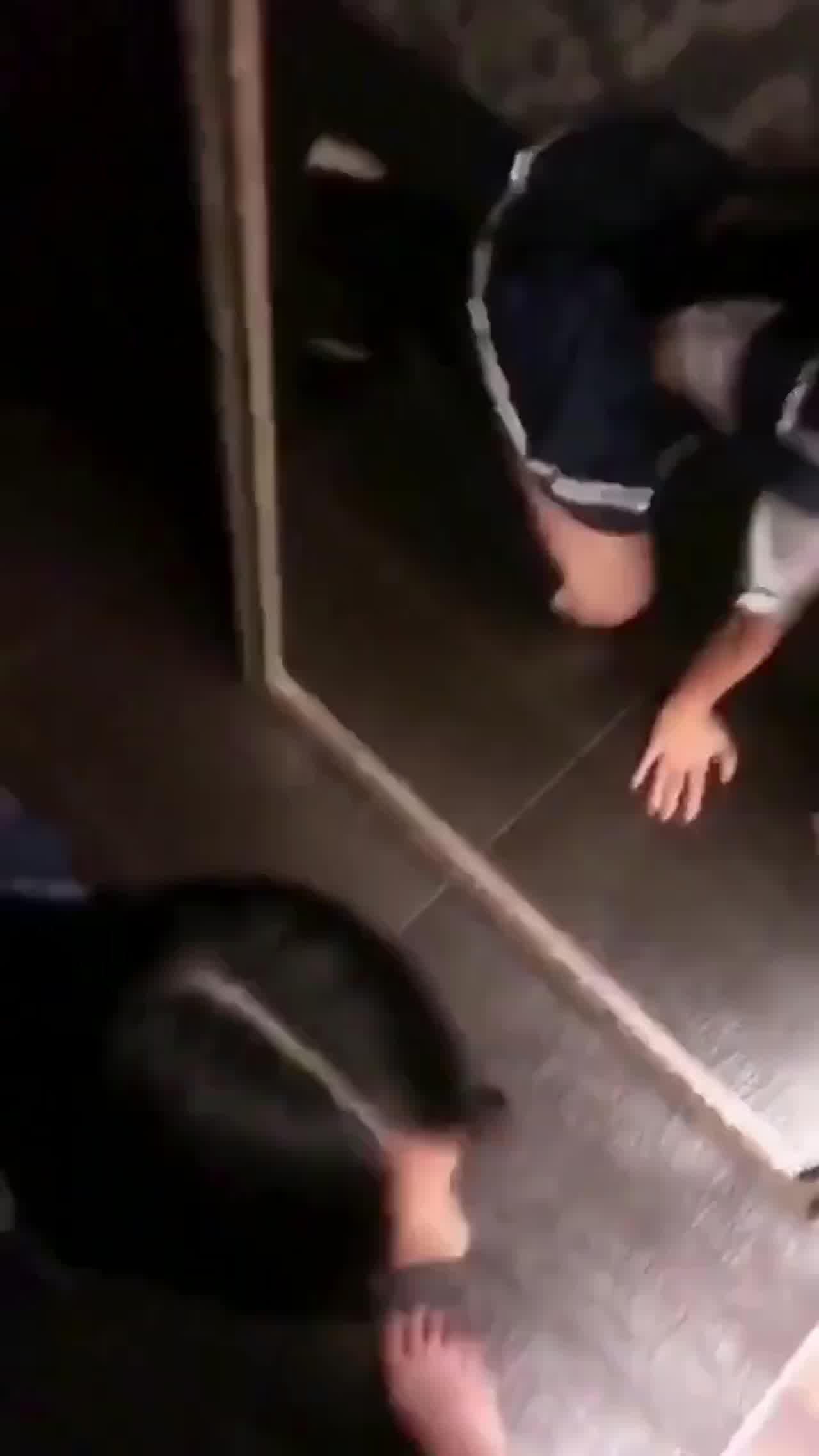  趴着口交制服 的剧照10