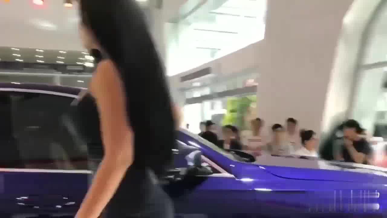  火辣车模 在车前搔首弄姿时不小心露两点 的剧照4