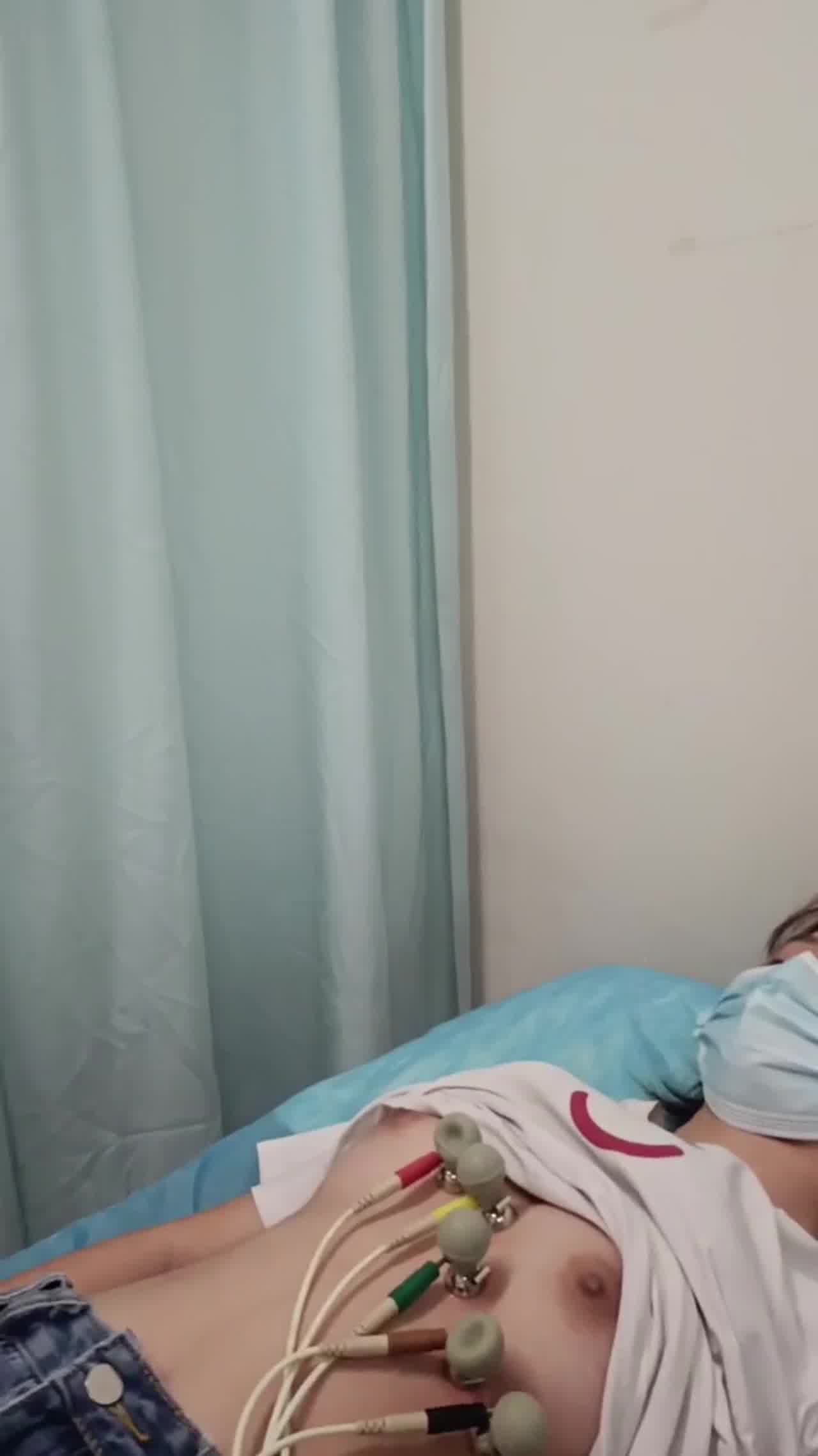  身为诊所医生福利就是天天看奶子 的剧照7