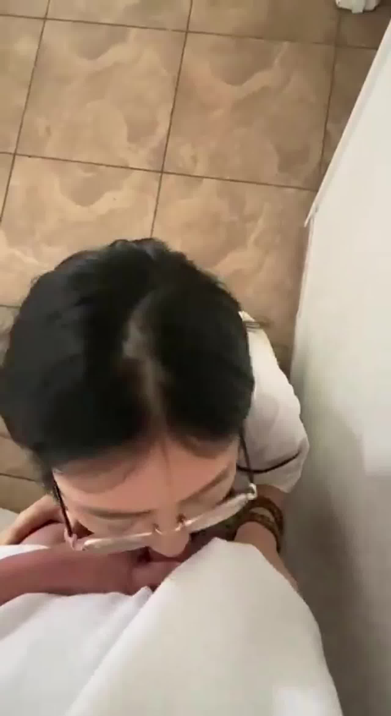  爱喝养乐多的眼镜美女 的剧照8