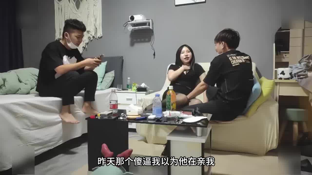  漂亮大奶小姐姐，性格开朗爱笑‘你要观战吗，看也要给钱’，你体力不行啊，吐槽小哥不够猛。 的剧照2