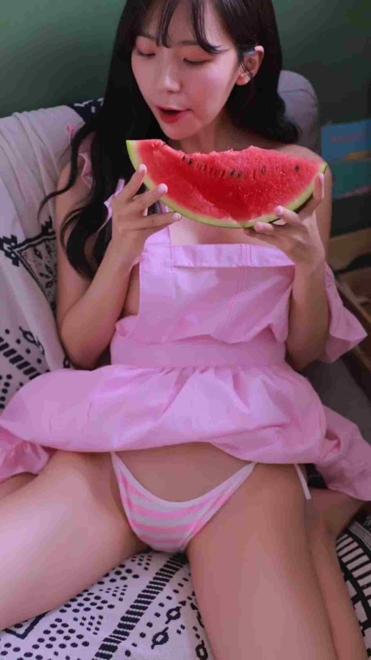  前方核能！极萌yoona吃西瓜超诱人 的剧照9