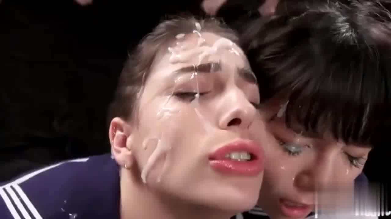  超大量颜射！！万屌齐射鲜榨豆浆只为给两个漂亮妹子玩！ 的剧照4