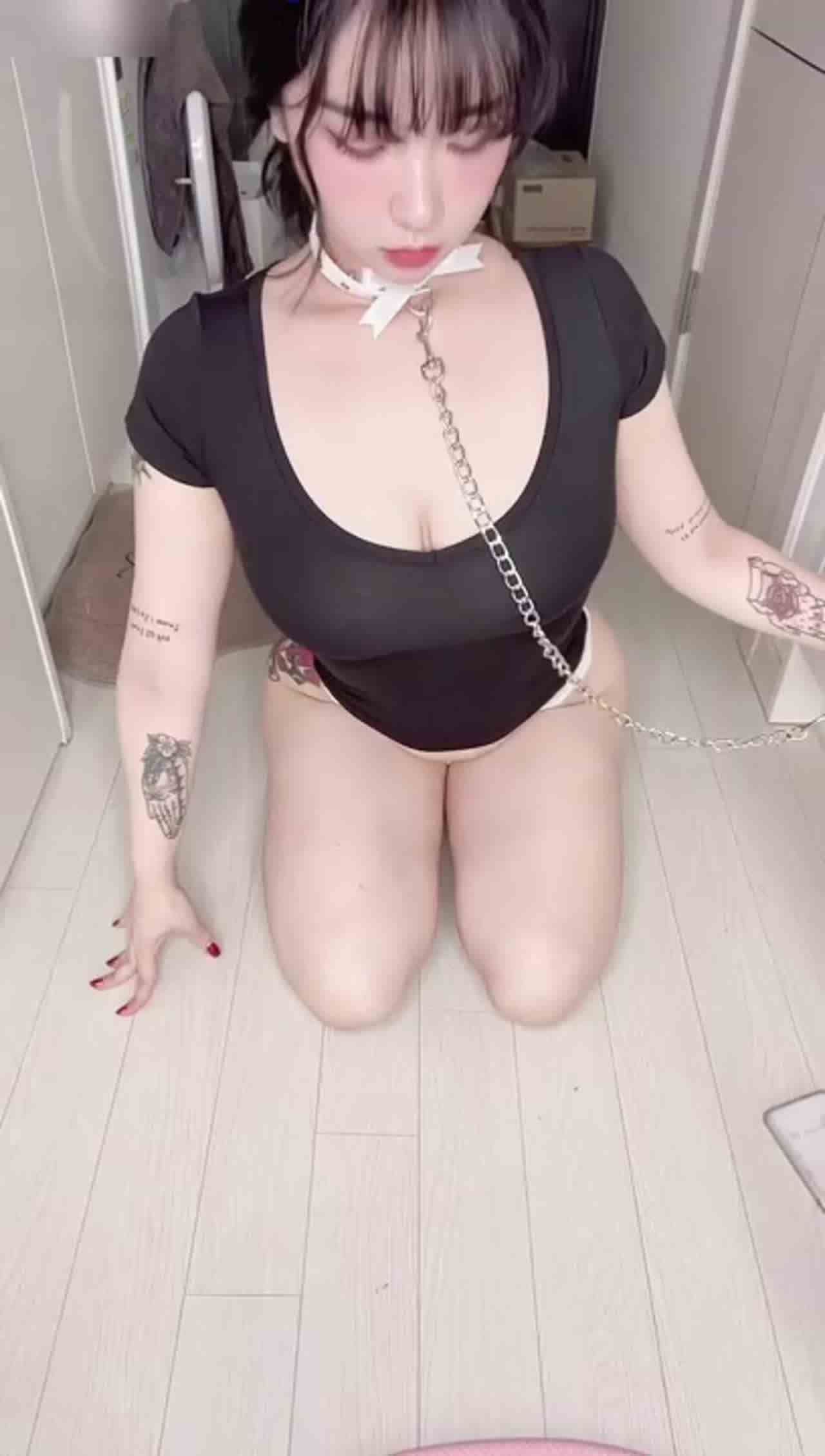  调教的极品母狗，身材不错 的剧照1