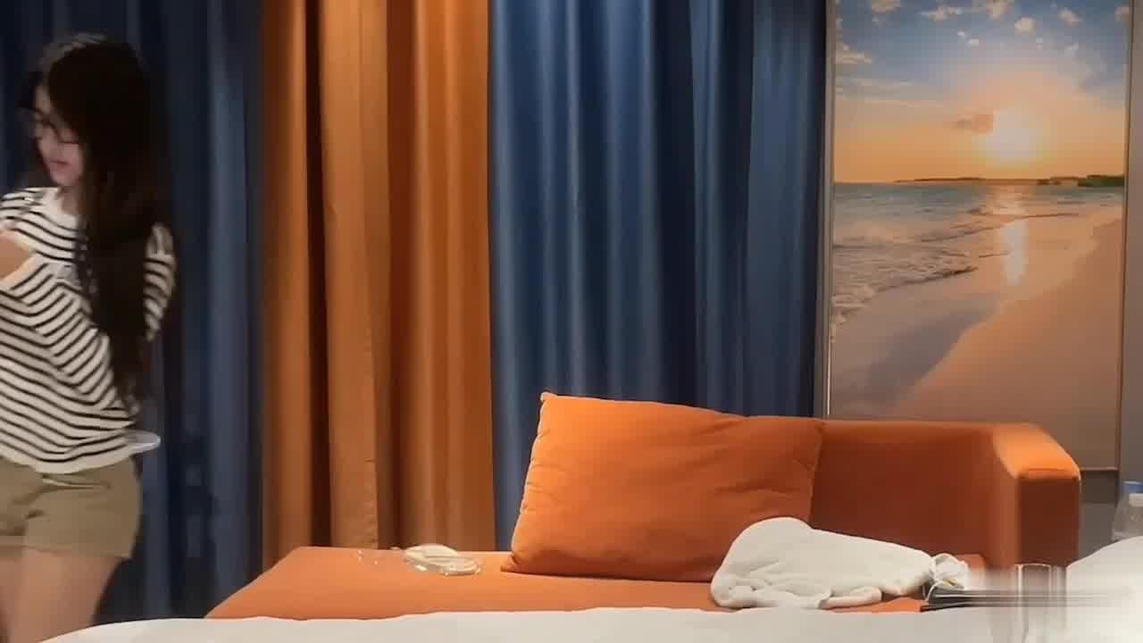  3000网约戴眼镜的邻家精神小妹，刚满18岁，圆润的胸部手感很好，插进去好痛让我不要插那么深 的剧照4