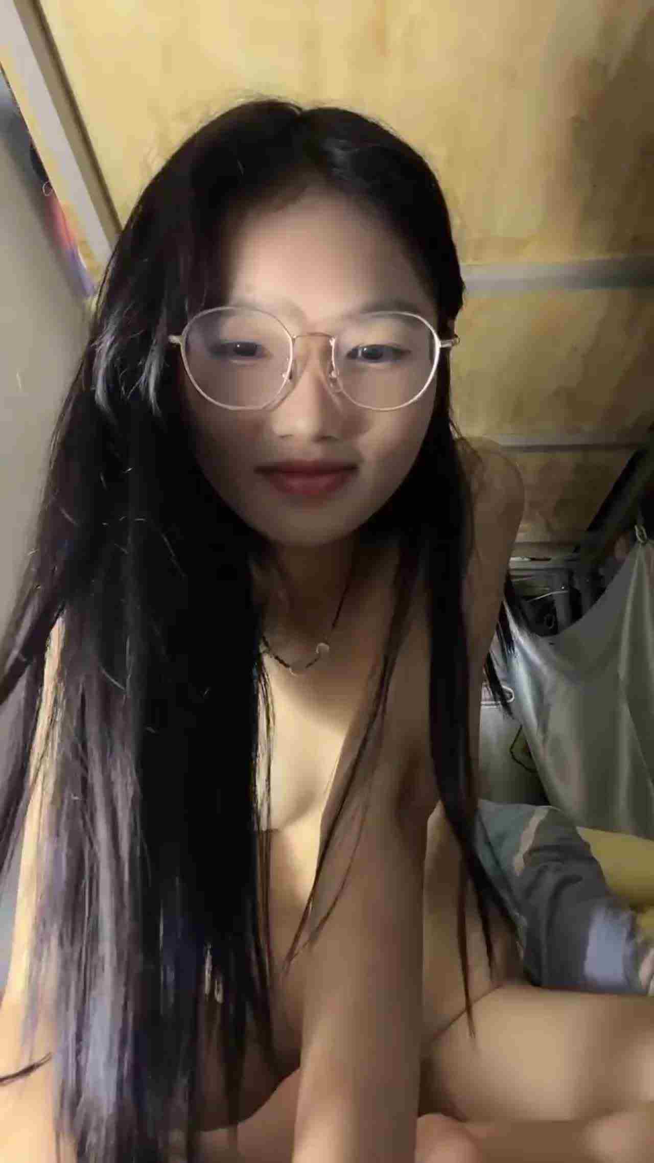  【05宿舍创业】换苹果15就靠我们了，05年拽妹开播，宿舍大胆用大号阳具自慰，为了赚钱真够拼命 的剧照6