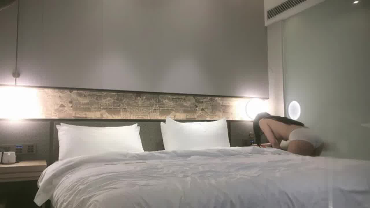  【极品学生妹】骚逼淫荡乖巧听话，超近视角口交，扶着屁股撞击猛操套子直接干到逼里。妹子急了特刺激。 的剧照3