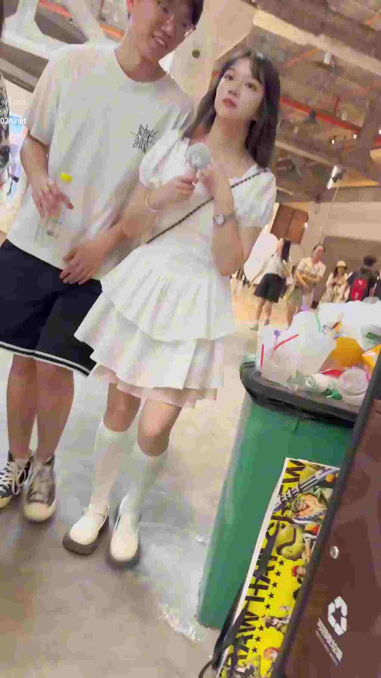  抄底偷拍街拍清纯可爱女萝莉 的剧照2