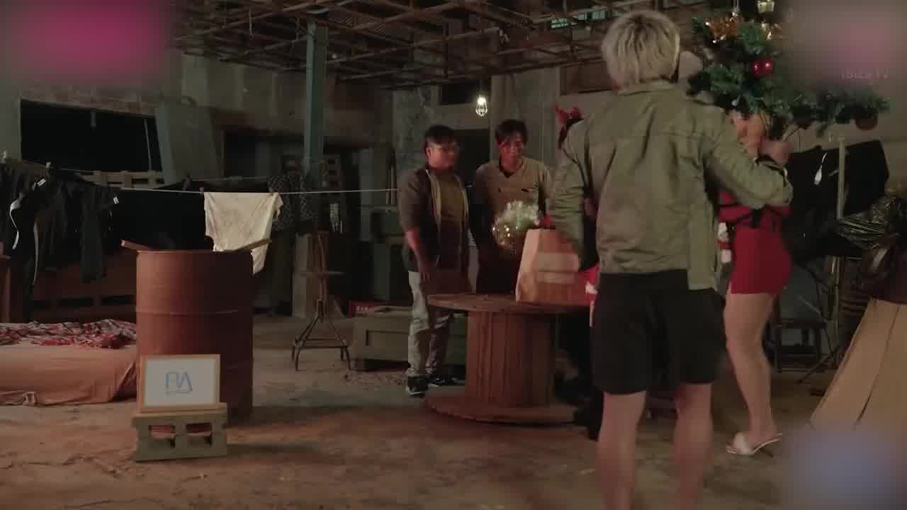  圣诞性爱传教 深喉乱交送性福 的剧照4