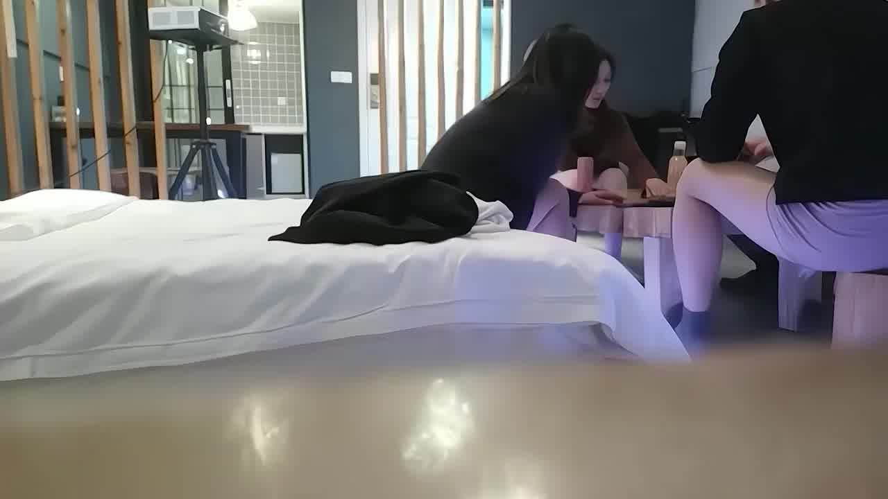  真实良家换妻，扑克牌娱乐培养感情，骚逼娇喘隔衣上位浪叫勾魂 的剧照6